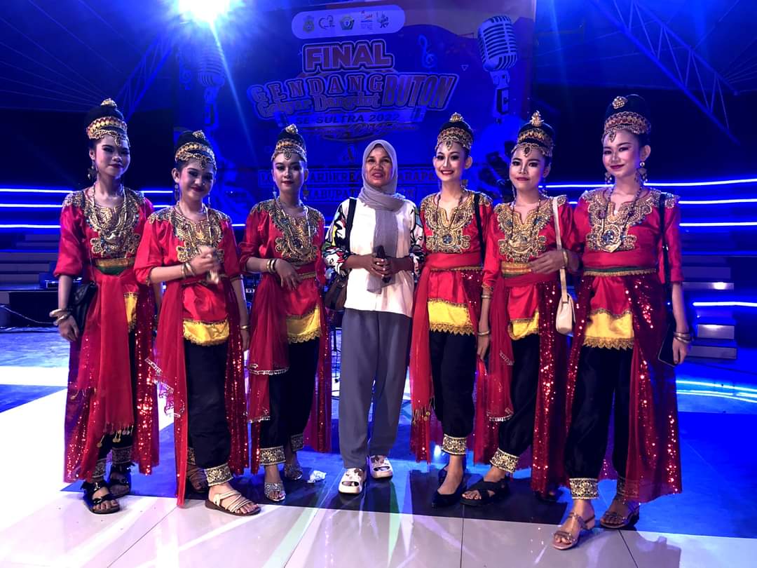 Andi Nur Safitri Pemenang Lomba Gebyar Dangdut Buton Andi Nur Safitri Pemenang Lomba Gebyar Dangdut Buton