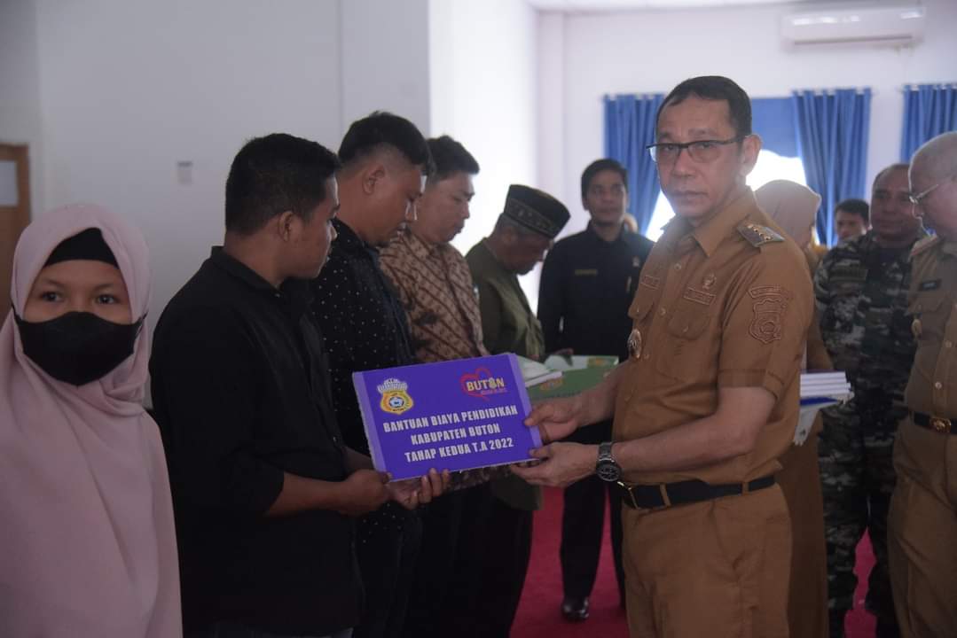 PJ. Bupati Buton Serahkan Bantuan di Rumah Ibadah dan Beasiswa PJ. Bupati Buton Serahkan Bantuan di Rumah Ibadah dan Beasiswa
