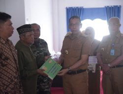 PJ. Bupati Buton Serahkan Bantuan di Rumah Ibadah dan Beasiswa