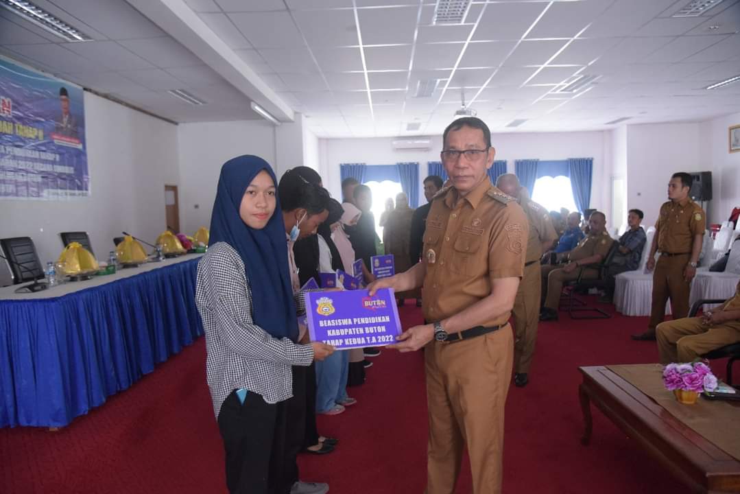 PJ. Bupati Buton Serahkan Bantuan di Rumah Ibadah dan Beasiswa PJ. Bupati Buton Serahkan Bantuan di Rumah Ibadah dan Beasiswa