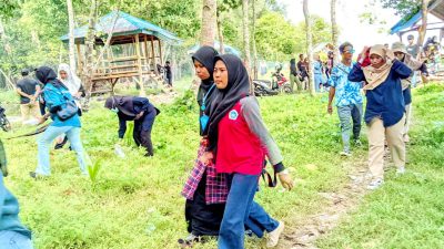 Mahasiswa STKIP Pelnus Buton Bersihkan Pantai Koguna