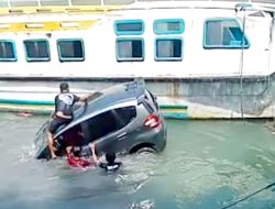 Diduga Belum Mahir Menyetir, Sebuah Mobil Terjun Bebas ke Laut Kota Mara