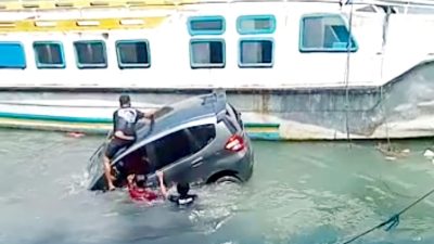 Diduga Belum Mahir Menyetir, Sebuah Mobil Terjun Bebas ke Laut Kota Mara