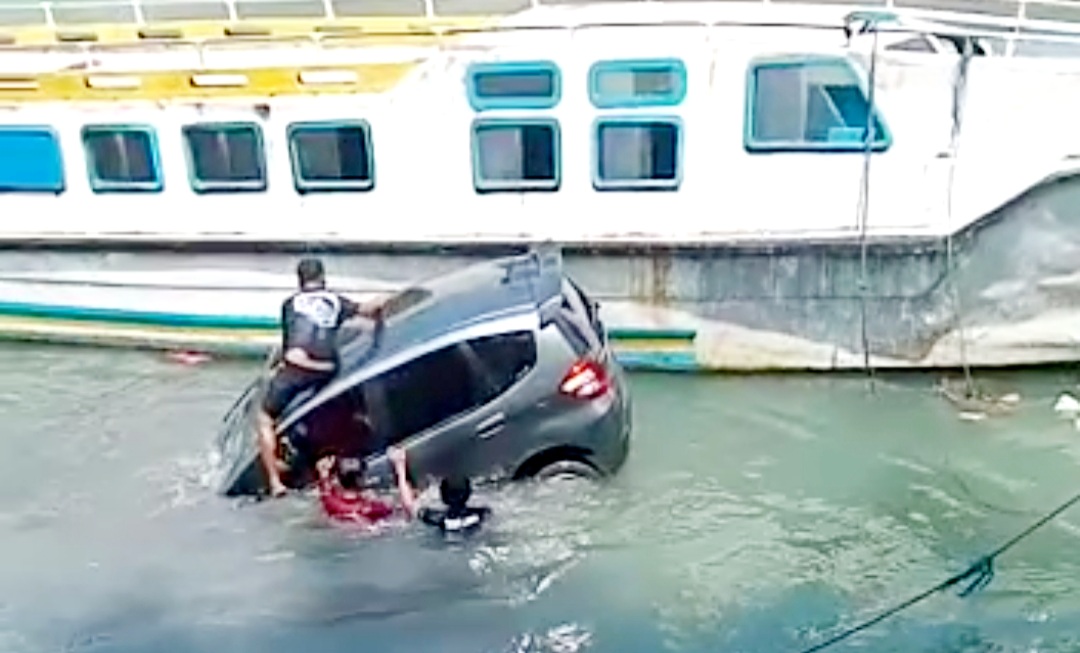 Diduga Belum Mahir Menyetir, Sebuah Mobil Terjun Bebas ke Laut Kota Mara