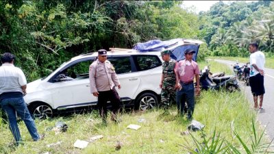 Mobil Mantan Kepala Statistik Buton Tabrak Tebing