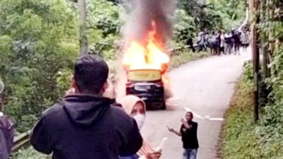 Mobil Taksi Online Terbakar di Jalur Waborobo Baubau