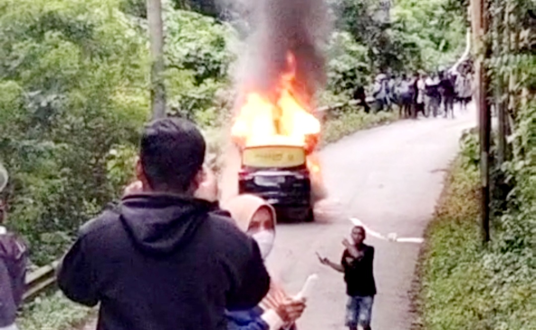 Mobil Taksi Online Terbakar di Jalur Waborobo Baubau