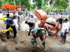 Wujud Sinergitas TNI-Polri Bersama Warga Gotong Royong Bangun Rumah Warga