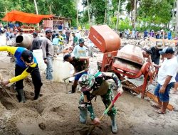 Wujud Sinergitas TNI-Polri Bersama Warga Gotong Royong Bangun Rumah Warga
