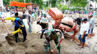 Wujud Sinergitas TNI-Polri Bersama Warga Gotong Royong Bangun Rumah Warga