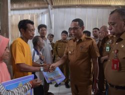 Pj. Bupati Buton Serahkan Bantuan Rumah pada Korban Bencana di Desa Bahari Makmur