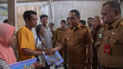 Pj. Bupati Buton Serahkan Bantuan Rumah pada Korban Bencana di Desa Bahari Makmur