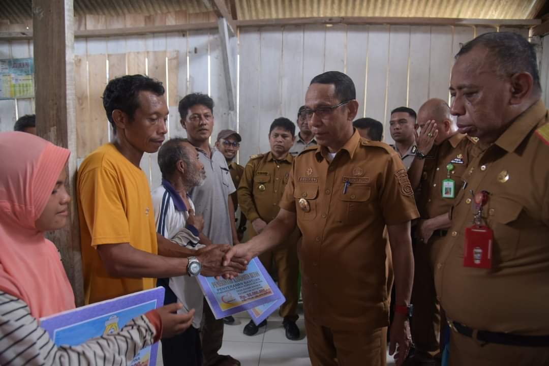 Pj. Bupati Buton Serahkan Bantuan Rumah pada Korban Bencana di Desa Bahari Makmur