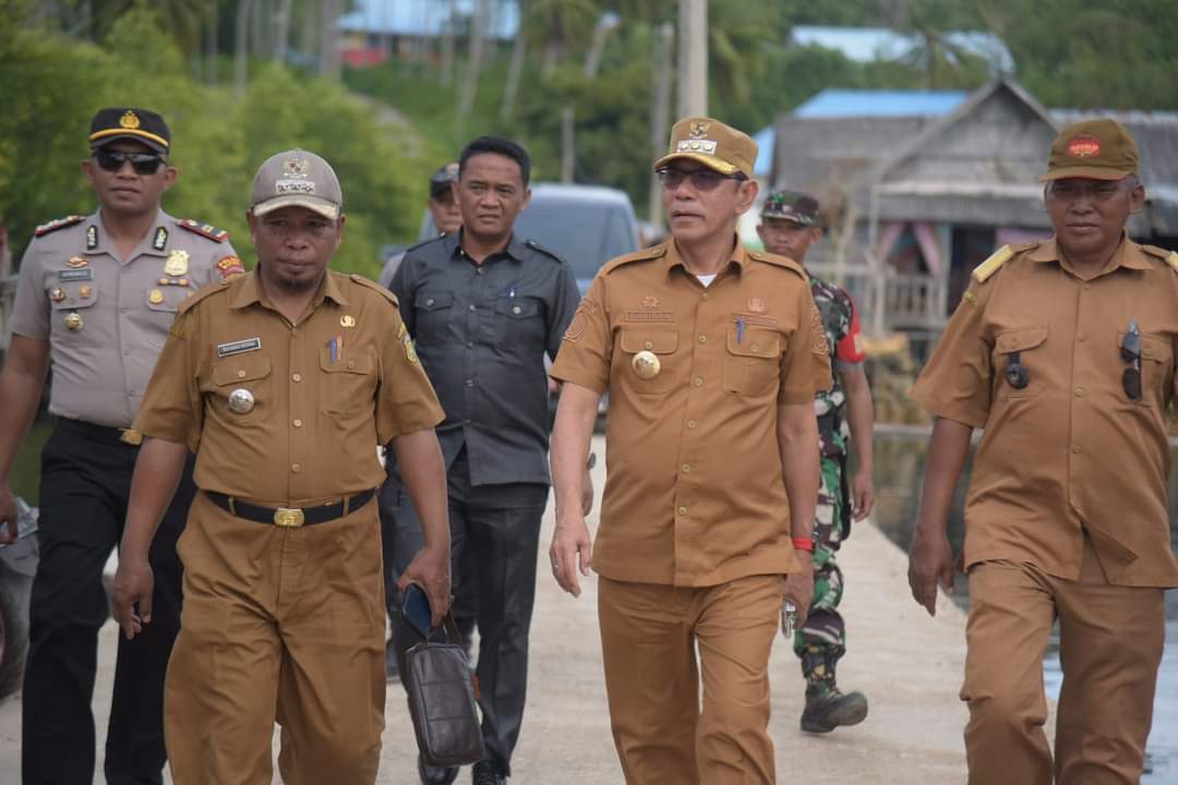 Pj. Bupati Buton Serahkan Bantuan Rumah pada Korban Bencana di Desa Bahari Makmur Pj. Bupati Buton Serahkan Bantuan Rumah pada Korban Bencana di Desa Bahari Makmur