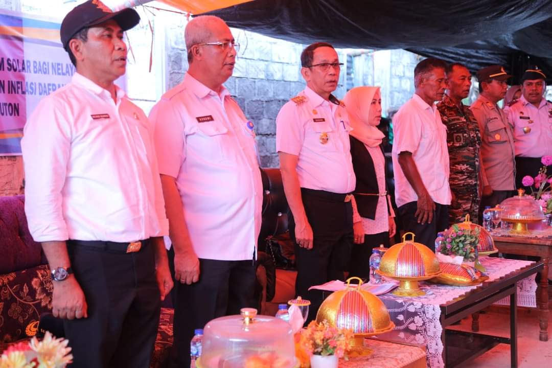 Ratusan Nelayan di Buton dapat Bantuan BBM Solar Ratusan Nelayan di Buton dapat Bantuan BBM Solar