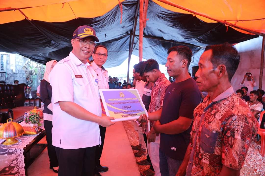Ratusan Nelayan di Buton dapat Bantuan BBM Solar Ratusan Nelayan di Buton dapat Bantuan BBM Solar