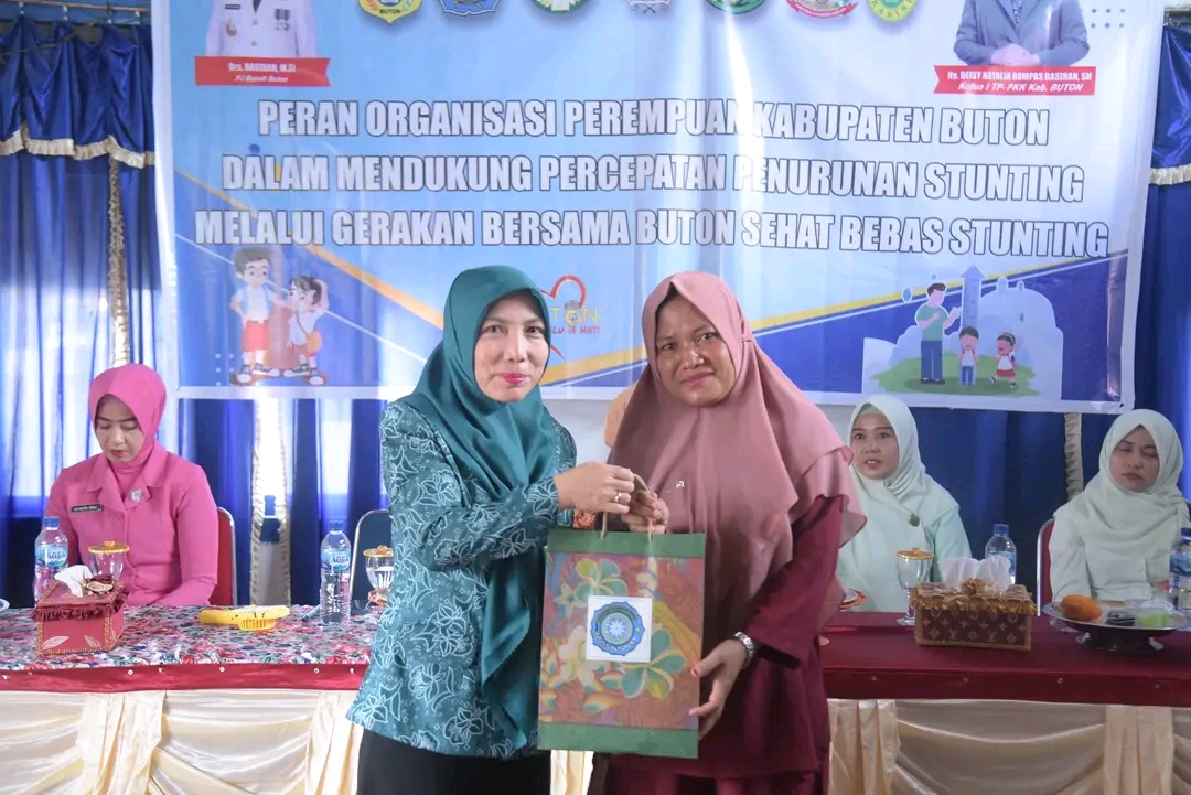 Organisai Perempuan Buton Salurkan 144 Paket Bantuan Stunting