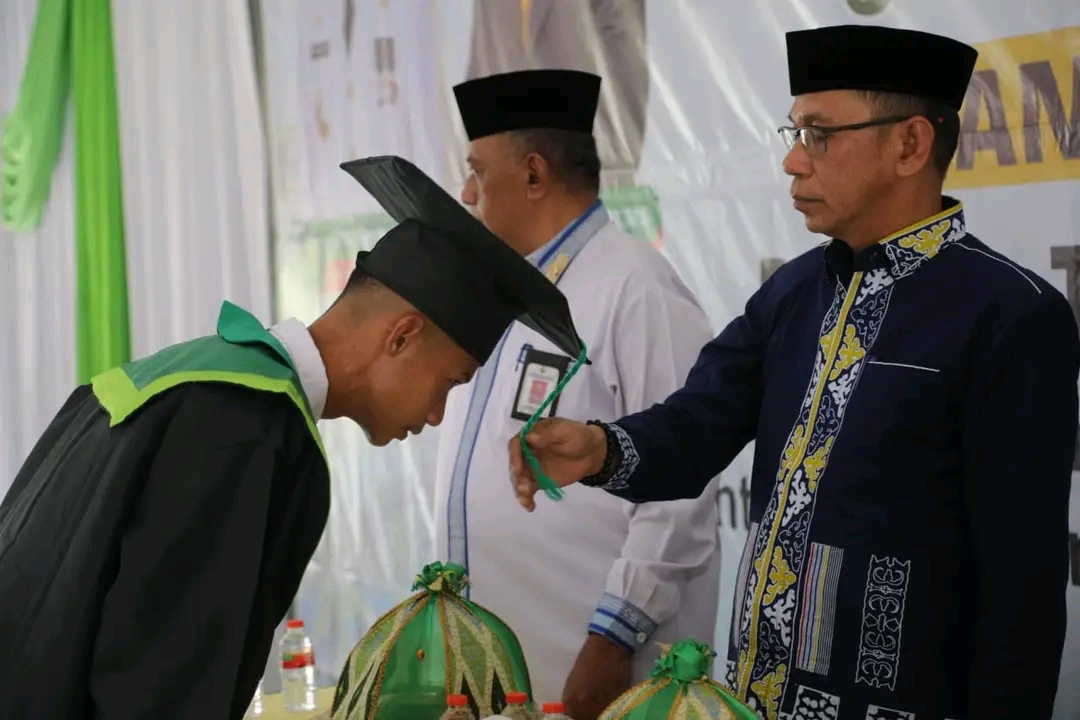 Wisuda Santri Tahfiz Quran, Pj Bupati Buton Serahkan Bantuan Rp 250 Juta