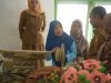 Ny. Deisy Natalia Rompas Basiran Apresiasi Karya Pengrajin Winning Mendaur Ulang Sampah