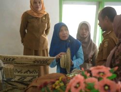 Ny. Deisy Natalia Rompas Basiran Apresiasi Karya Pengrajin Winning Mendaur Ulang Sampah
