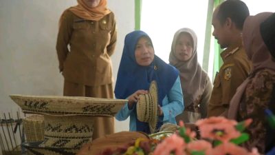 Ny. Deisy Natalia Rompas Basiran Apresiasi Karya Pengrajin Winning Mendaur Ulang Sampah