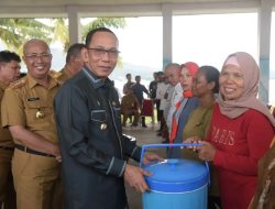 Pj. Bupati Buton, Serahkan Bantuan Kepada Nelayan