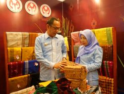 Keren ! Produk Kerajinan Buton Tampil di Pameran Indonesia Fashion Week 2023