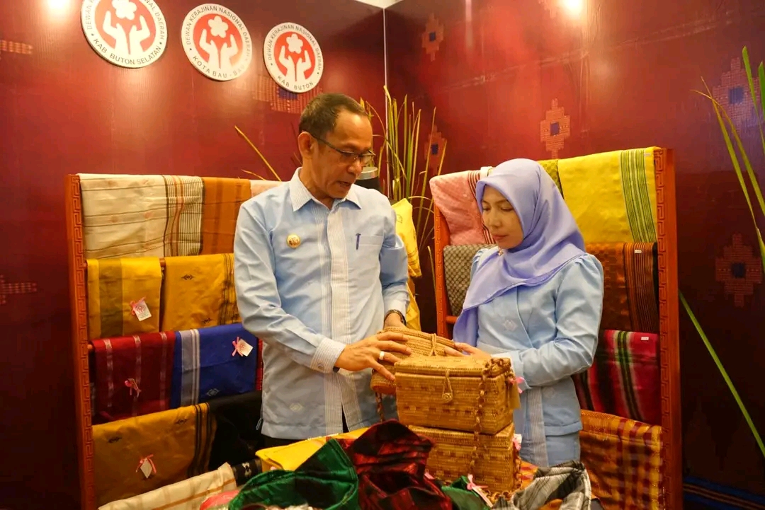 Keren ! Produk Kerajinan Buton Tampil di Pameran Indonesia Fashion Week 2023