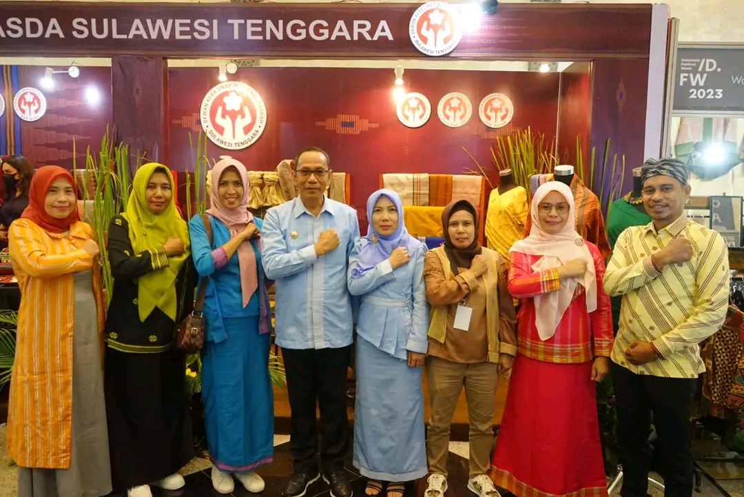 Keren ! Produk Kerajinan Buton Tampil di Pameran Indonesia Fashion Week 2023