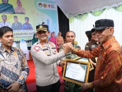 Kapolres Buton Terima Penghargaan Sebagai Bapak Peduli Stunting Dari Pj Bupati Buton