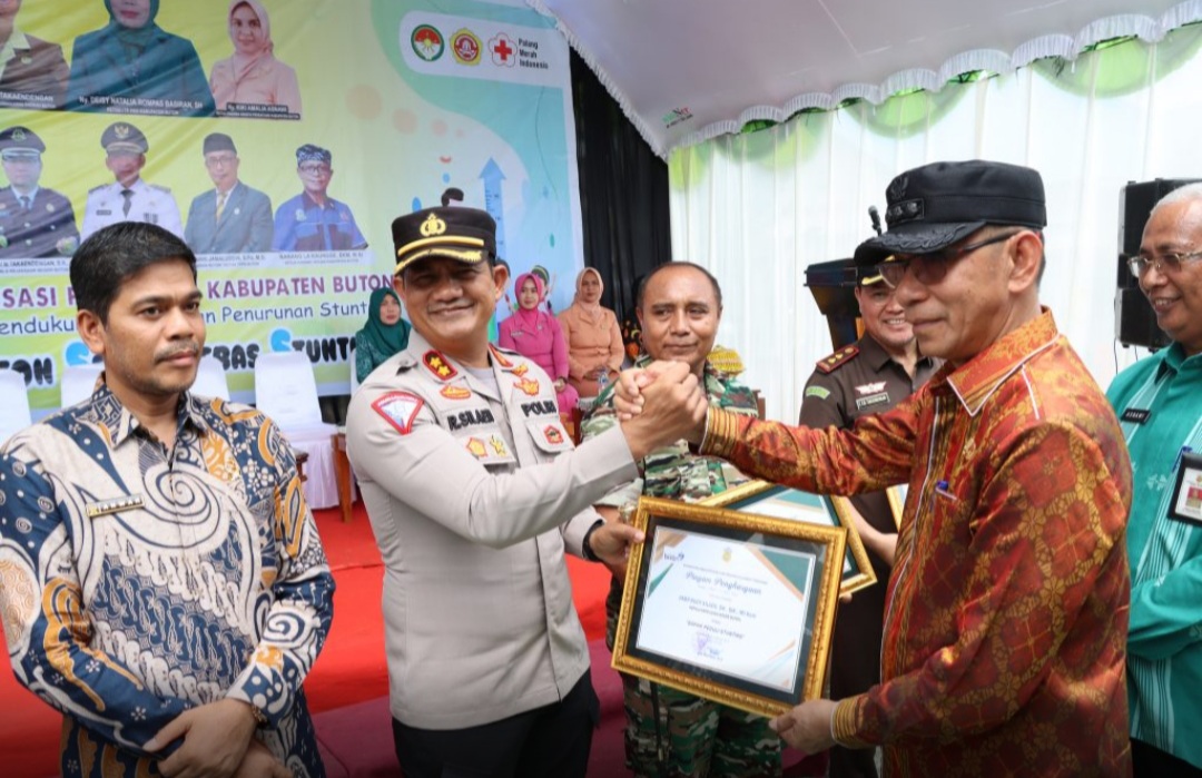 Kapolres Buton Terima Penghargaan Sebagai Bapak Peduli Stunting Dari Pj Bupati Buton