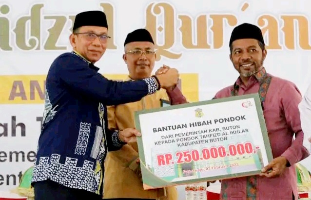 Wisuda Santri Tahfiz Quran, Pj Bupati Buton Serahkan Bantuan Rp 250 Juta Wisuda Santri Tahfiz Quran, Pj Bupati Buton Serahkan Bantuan Rp 250 Juta