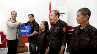 Kapolres Buton Serahkan Sembako kepada KBP3