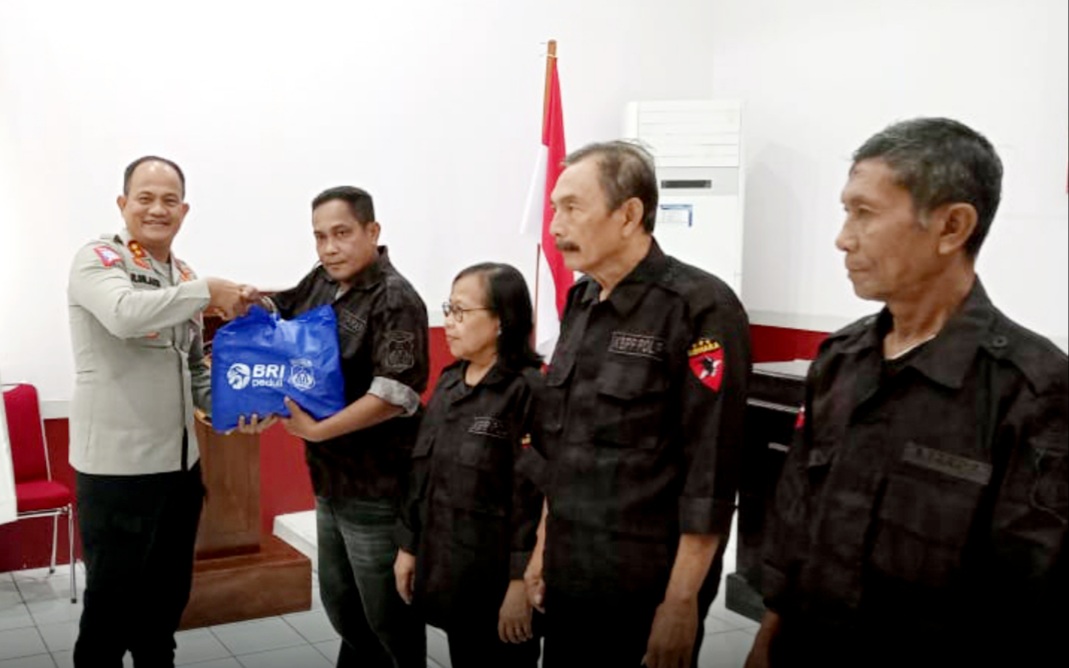 Kapolres Buton Serahkan Sembako kepada KBP3