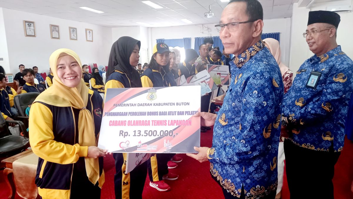 Pj Bupati Buton Serahkan Bonus Atlet Porprov XIV Tahap II