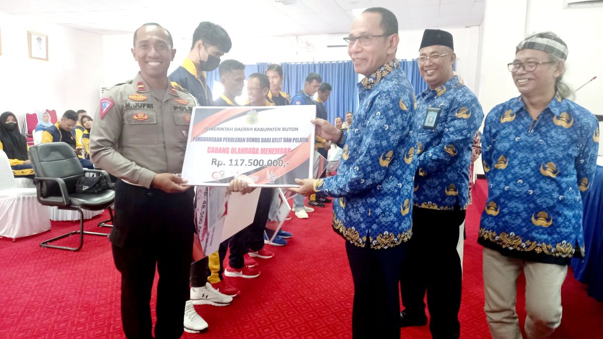 Pj Bupati Buton Serahkan Bonus Atlet Porprov XIV Tahap II
