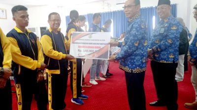 Pj Bupati Buton Serahkan Bonus Atlet Porprov XIV Tahap II