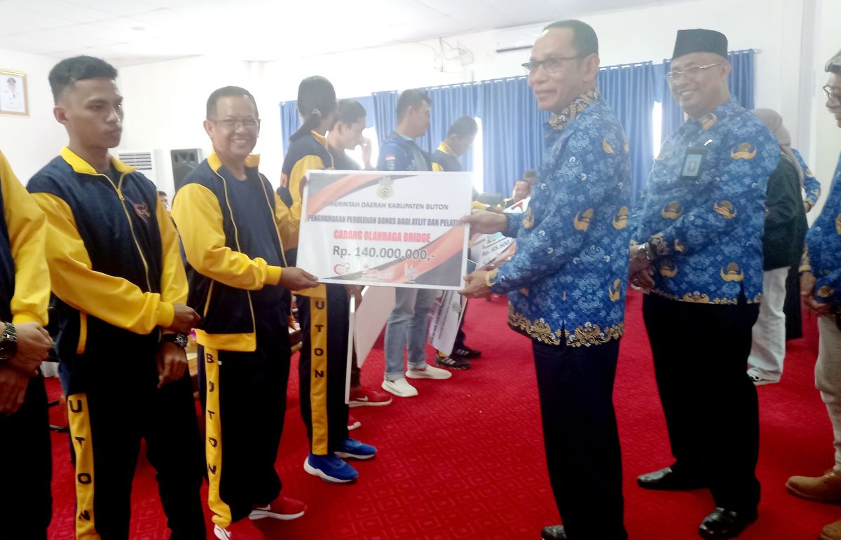 Pj Bupati Buton Serahkan Bonus Atlet Porprov XIV Tahap II