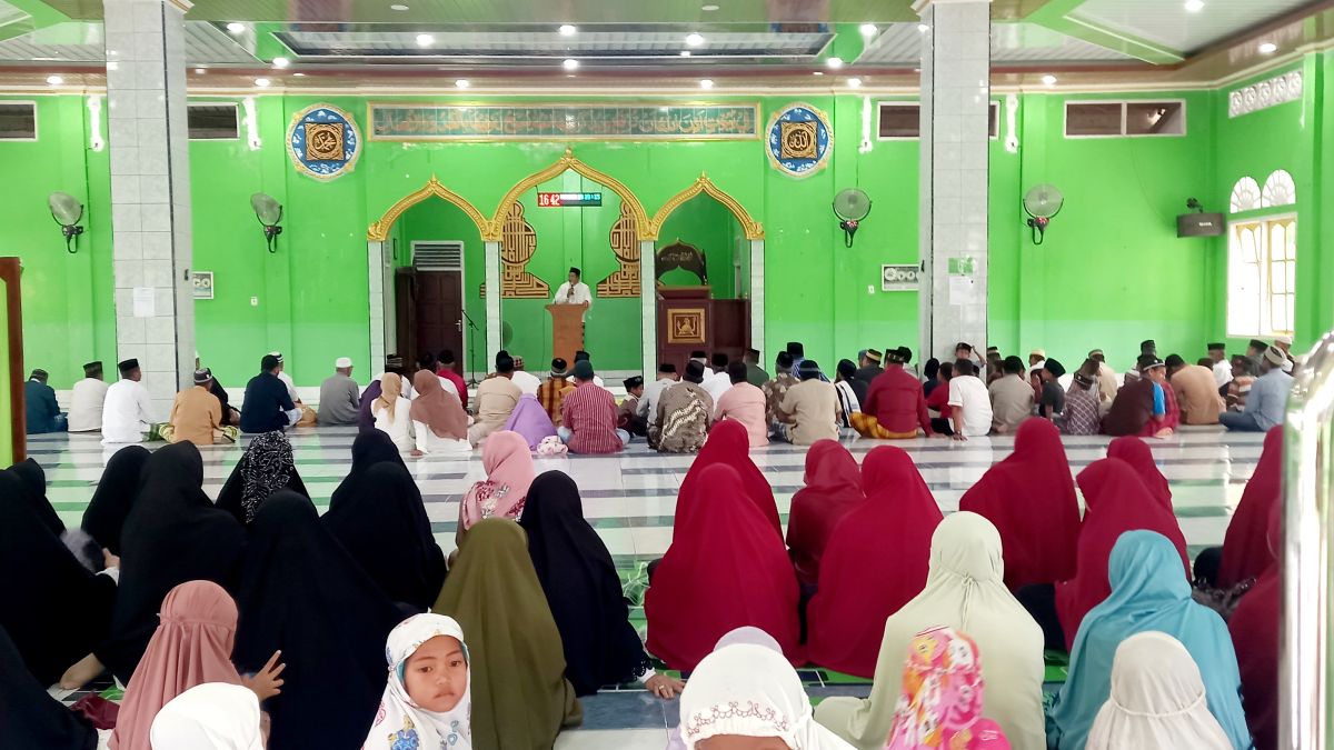 Gelar Isra Mikraj di Mesjid Besar Pasarwajo, Camat Minta Masyarakat Berperilaku Layaknya Orang Kota