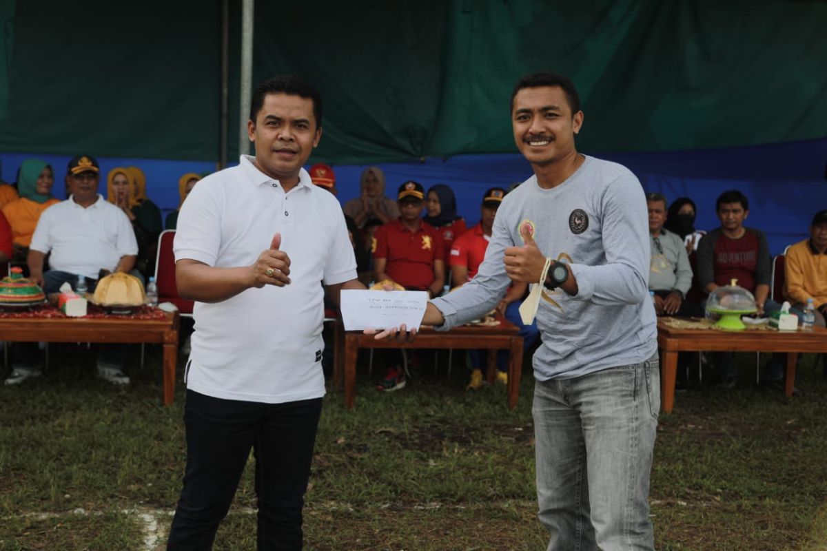 Dukung Kegiatan Kepemudaan Ketua KNPI Sultra Beri Bantuan pada Turnamen Futsal di Buton