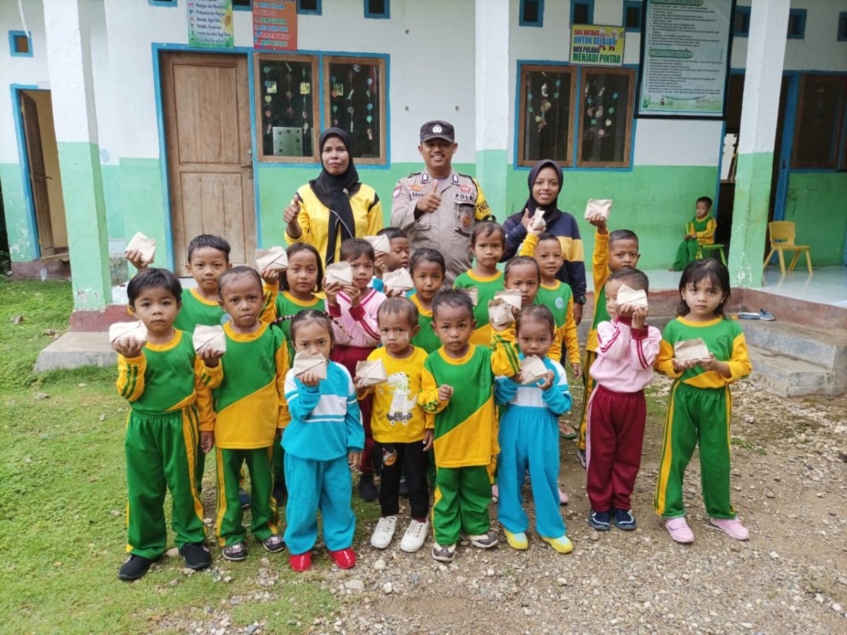 Cegah Stunting, Bhabinkamtibmas Desa Koholimombono Bagikan Makanan Tambahan kepada Anak TK
