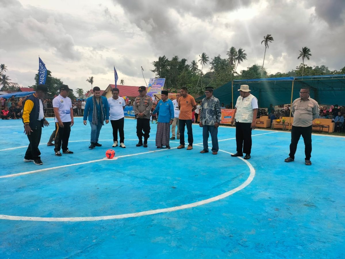 Ketua KNPI Sultra Buka Turnamen Fulsal di Desa Wolowa Baru