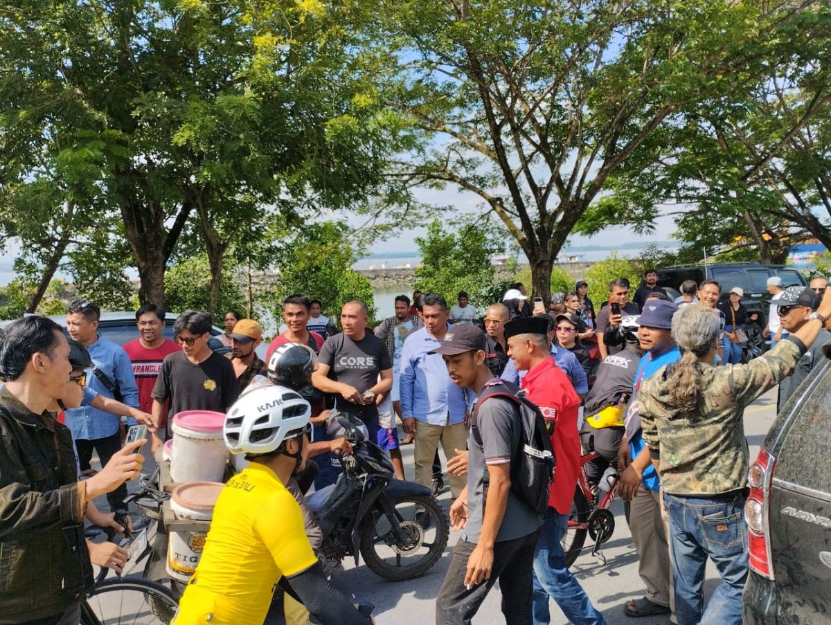 Wow! Umar Samiun Berbagi Rezki di Pasar Pelelangan Ikan Kendari Wow! Umar Samiun Berbagi Rezki di Pasar Pelelangan Ikan Kendari