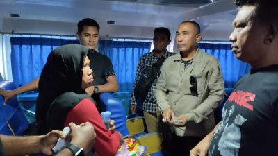 Pedagang Asongan dan Buruh di Pelabuhan Kendari dapat Rezeki Nomplok dari Umar Samiun