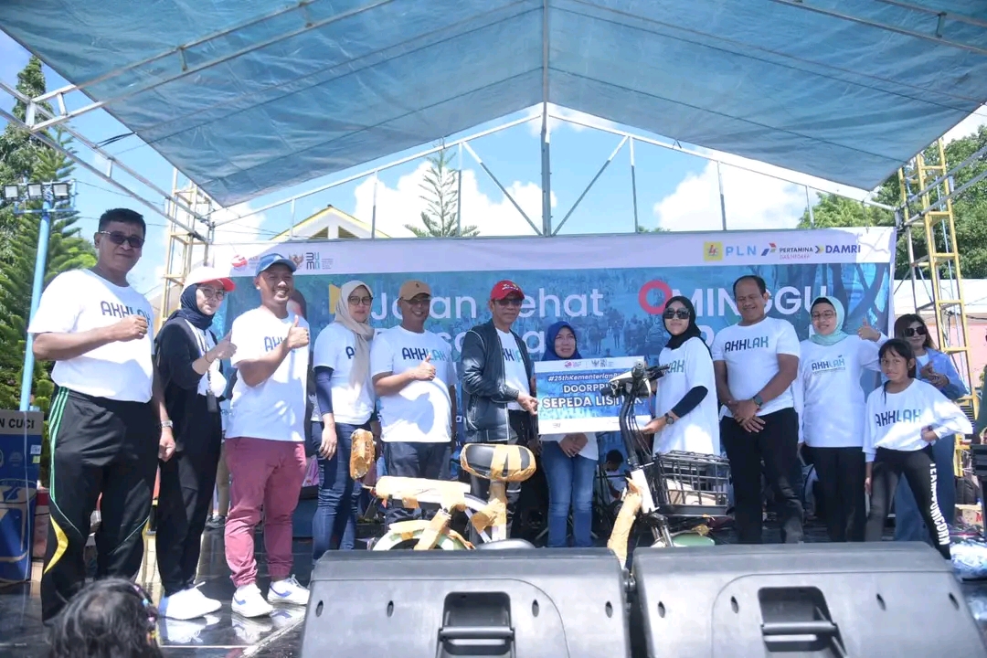 Semarak 25 Tahun BUMN, Pj. Bupati Buton Ikut Jalan Sehat bersama Warga Semarak 25 Tahun BUMN, Pj. Bupati Buton Ikut Jalan Sehat bersama Warga