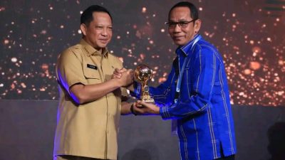 Sukses Dukung Program JKN, Pj. Bupati Buton Terima Penghargaan UHC