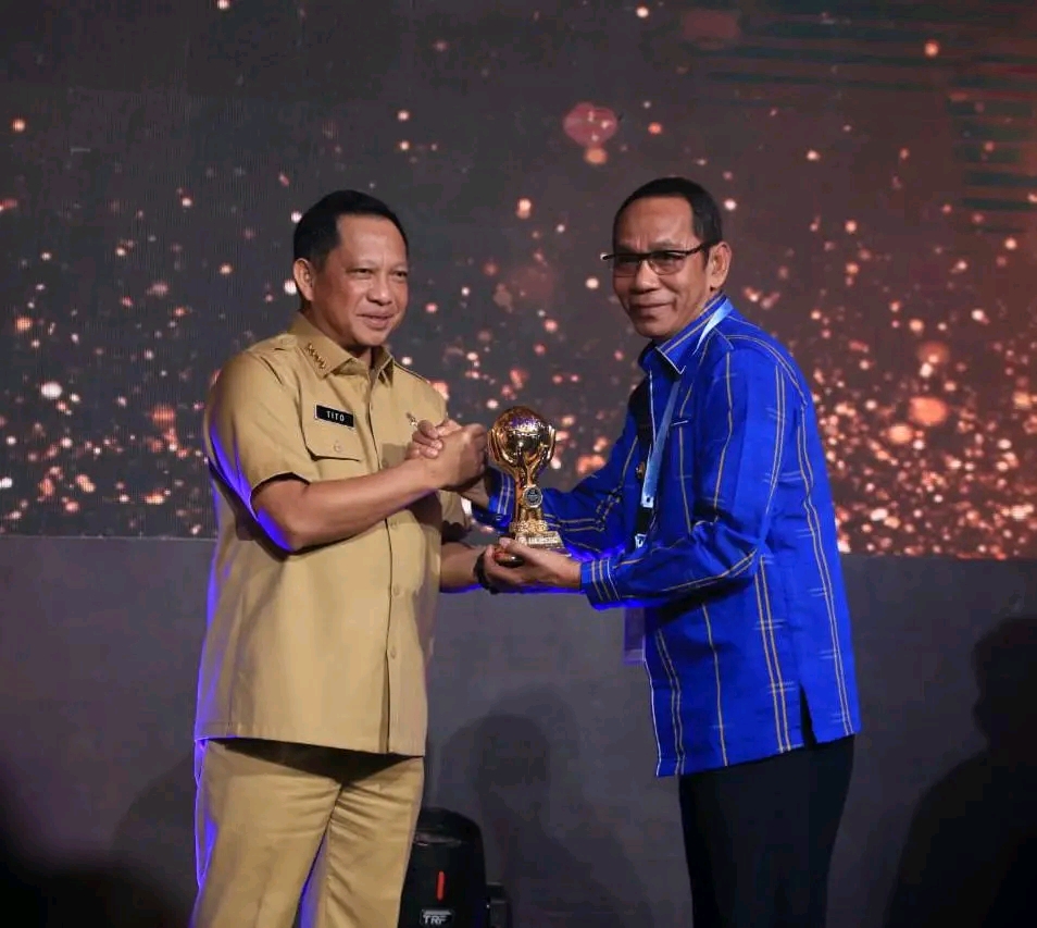 Sukses Dukung Program JKN, Pj. Bupati Buton Terima Penghargaan UHC