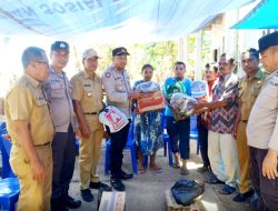 Wujud Kepedulian, Polsek Sampolawa Berikan Bantuan Sosial Kepada Korban Kebakaran