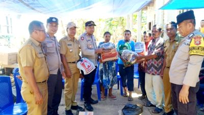 Wujud Kepedulian, Polsek Sampolawa Berikan Bantuan Sosial Kepada Korban Kebakaran