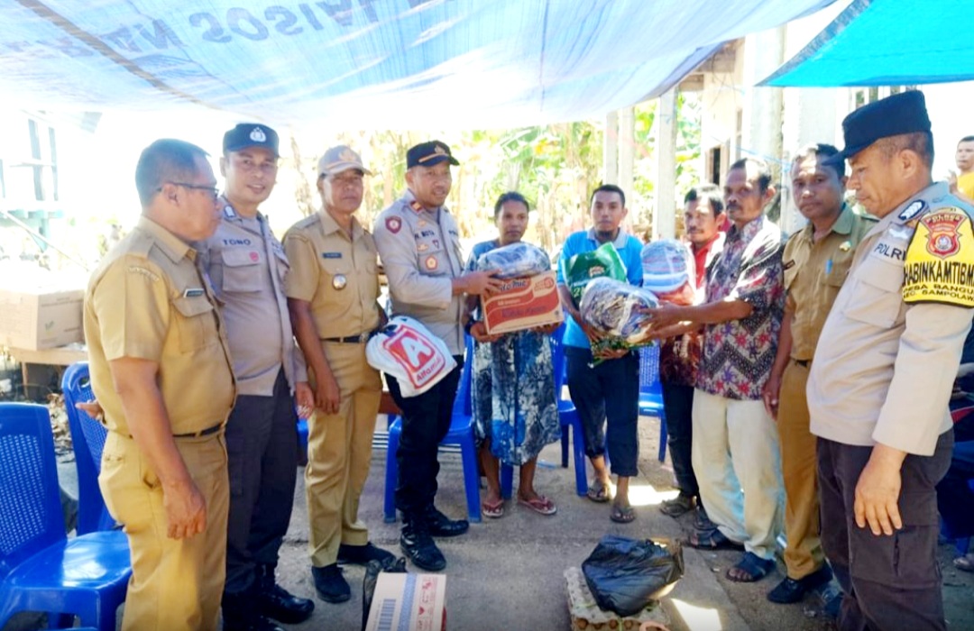 Wujud Kepedulian, Polsek Sampolawa Berikan Bantuan Sosial Kepada Korban Kebakaran